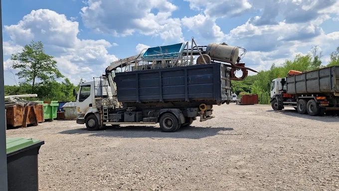 Camion de récupération de métaux